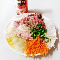 Trộn nhân nem: Sau khi đã sơ chế xong toàn bộ nguyên liệu, bạn trộn lẫn tất cả các nguyên liệu với nhau, đảo đều cho 1/2 muỗng canh bột ngọt, 1 muỗng canh hạt nêm, 2 muỗng canh nước mắm Chin-su, 1 muỗng cà phê tiêu vào hỗn hợp rồi trộn đều. Bạn nên ướp gia vị khoảng 5 phút để nguyên liệu ngấm đều gia vị, tăng vị đậm đà cho nem rán. Tiếp theo đập trứng vào hỗn hợp nguyên liệu và trộn đều tay để hỗn hợp ngấm đều trứng mềm dễ gói.