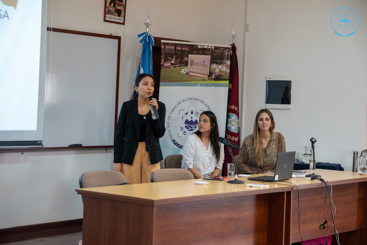 Expositora durante una charla realizada en la Facultad de Ciencias Económicas
