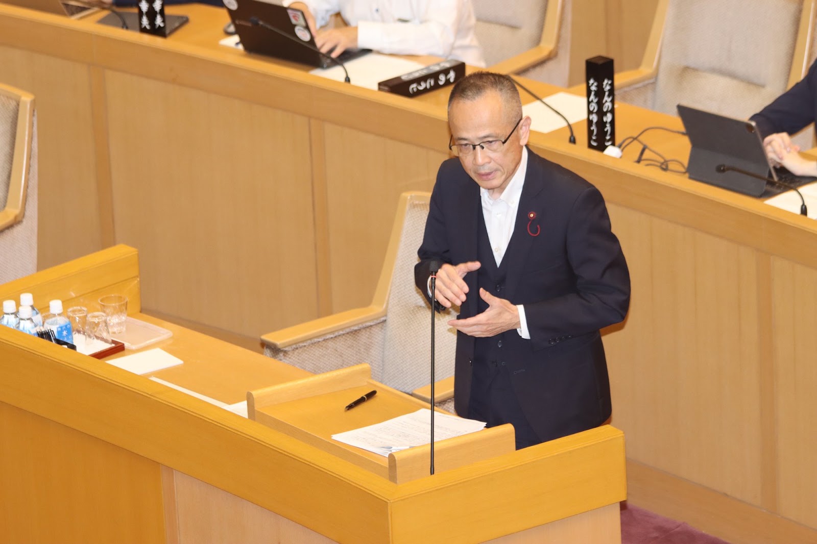 神戸市会の議場で総括質疑をする堂下豊史（2026年10月8日）