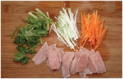Rửa sạch rau cần tây, cắt khúc. Đầu hành trắng, cà rốt rồi cắt sợi. Thịt heo thăn cắt thành lát dày ướp muối và tiêu trong khoảng 15 phút.