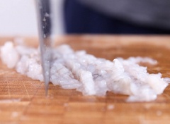 Tôm bóc vỏ, băm nhuyễn, cho vào tô cùng ngò rí cắt nhỏ, 1 muỗng cà phê tỏi băm, 5ml rượu trắng, 1 muỗng canh dầu mè, 1 muỗng cà phê muối, 1/2 muỗng cà phê tiêu, trộn đều.