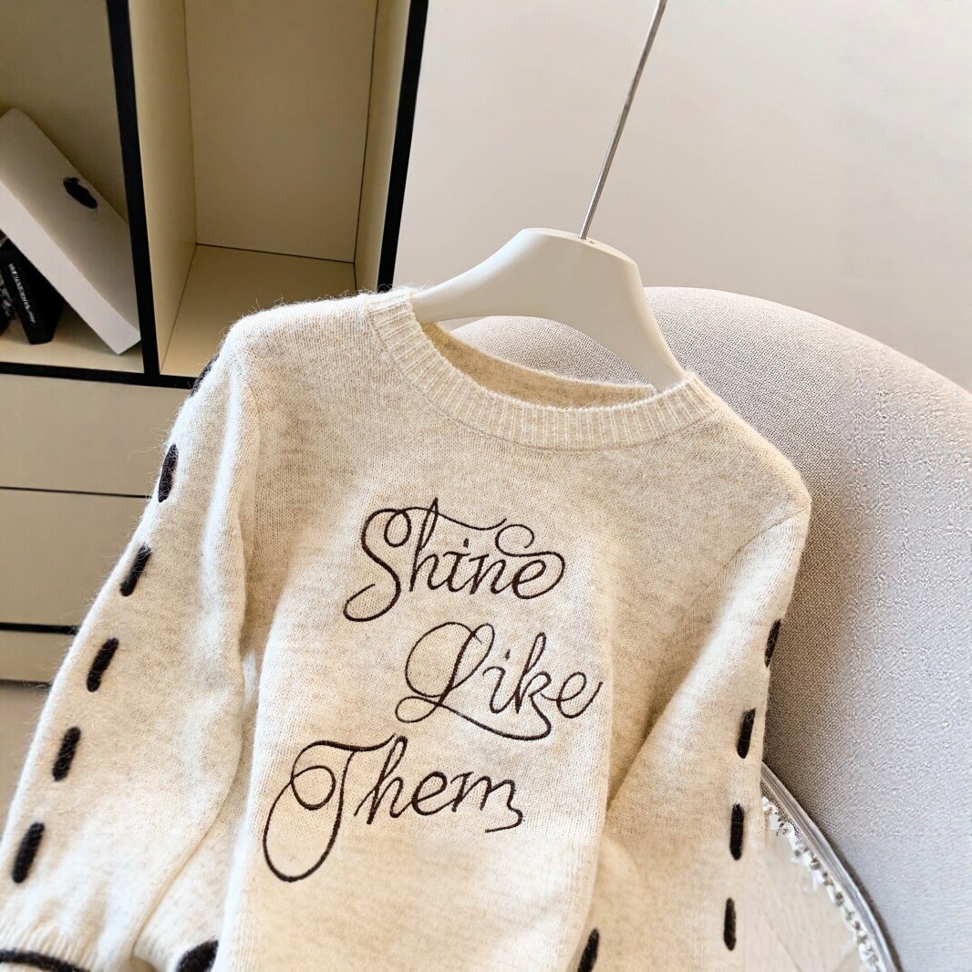 Vintage knitted sweater with embroidery for women