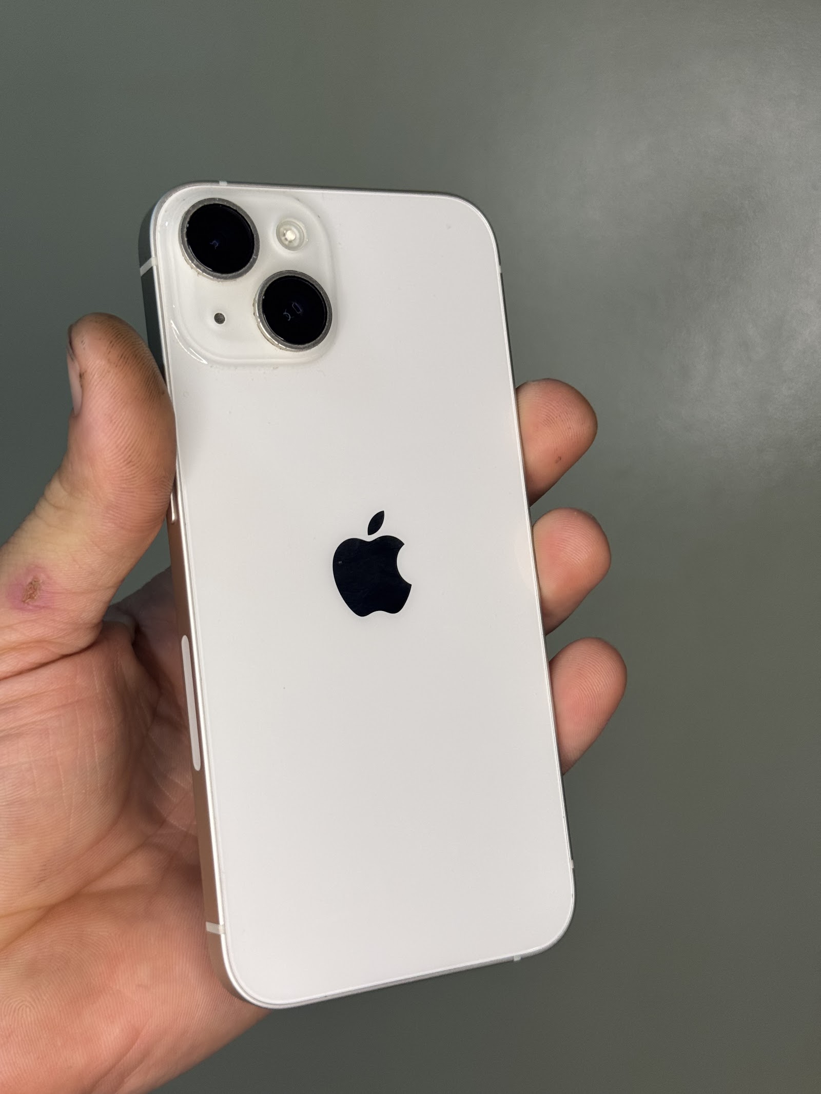 iPhone 14 branco fotografado pela loja