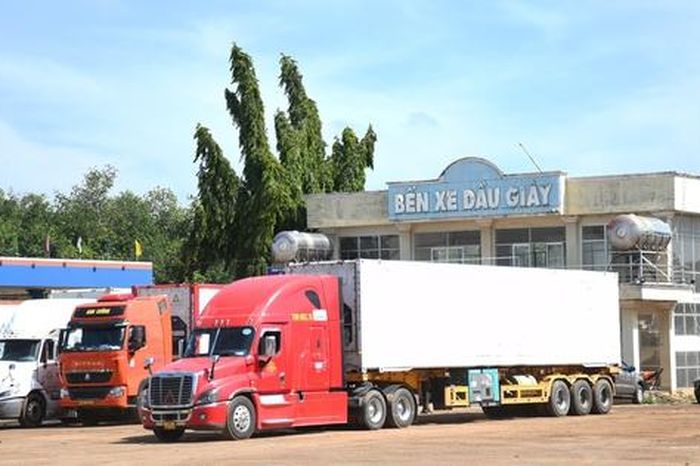 Vụ hàng trăm xe container chở sầu riêng ùn ứ: Hình ảnh Bến xe Dầu Giây từ sáng đến trưa 7-5 - Báo Người Lao Động