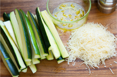 Bí ngòi rửa sạch, chẻ thành các thanh nhỏ dài. Trộn đều 2 muỗng canh dầu ô liu với vỏ chanh và tỏi băm.