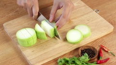Gọt vỏ, rửa sạch bầu, cắt thành miếng nhỏ vừa ăn. Tôm rửa sạch, lột vỏ, băm nhuyễn.