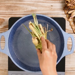 Đổ 2 lít nước dừa tươi vào nồi đun sôi, rồi cho 5 cây sả đập dập, 200gr ngãi bún đập dập vào nấu sôi 10 phút để sả và ngãi ra mùi thơm. Tiếp đó, đổ phần nước mắm cá vào, nêm thêm 1 muỗng canh hạt nêm, 1 muỗng canh đường, đợi sôi lại thì tắt bếp.