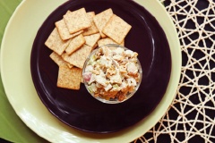 Món salad thịt gà này bạn có thể thưởng thức với bánh quy giòn hoặc sandwich nếu thích.