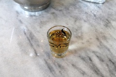 Thêm 100ml rượu rum vào. Đổ chai rượu trắng vào bình đựng hoa quả trên rồi để vào tủ lạnh ít nhất 4 tiếng là có thể dùng.