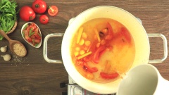 Nấu nước dùng lẩu: Cho vào nồi 2 muỗng canh dầu ăn, chờ dầu nóng phi thơm 15gr tỏi, 15gr hành tím, 15gr sả và 1 muỗng canh màu dầu điều. Cho vào 100gr cà chua (bổ múi cau), xào sơ sau đó cho vào nồi lẩu 2 lít nước, thả vào 50gr củ hành tây để nước dùng thêm ngọt. Khi nước sôi nêm gia vị với 1 muỗng cà phê muối, 2 muỗng canh đường, 2 muỗng canh hạt nêm, 1 muỗng canh ớt bột. Cuối cùng cho vào nồi 500gr kim chi cải thảo và 50gr nấm đùi gà, dùng vá khuấy đều nhẹ nhàng để nước dùng được hoà quyện.