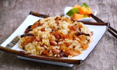 Xới xôi ra đĩa là thưởng thức được rồi nhé! Xôi dẻo thơm, béo bùi hòa quyện hỗn hợp thịt nấm, lạp xưởng và đậu phộng xào ngon ngất ngây. Dùng ăn sáng là tuyệt vời.
