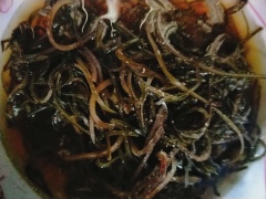 Sơ chế: Khoai lang, khoai môn, khoai mỡ gọt vỏ rửa sạch, xắt hạt lựu to. Đem đi hấp (hấp khoai sẽ không bị nát). Đậu xanh, đậu phộng, bột báng, bột khoai, nấm mèo ngâm 1 tiếng trở lên cho mềm dễ nấu. Ngâm phổ tai, rửa sạch để ráo. Dừa nạo lấy nước cốt. Nước cốt thứ nhất để riêng. Nước thứ 2 làm để riêng.