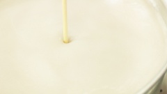 Trộn đều 20gr Bột năng, 50gr Bột gạo, 50gr Đường cùng 120ml Nước cốt dừa. Khi lớp bánh màu tím đã chín, từ từ cho hôn hợp vào hấp thêm 15- 20 phút. Dùng que nhọn xiên bánh, nếu que khô ráo, không có bột trào lên, nghĩa là bánh đã chín rồi đấy.