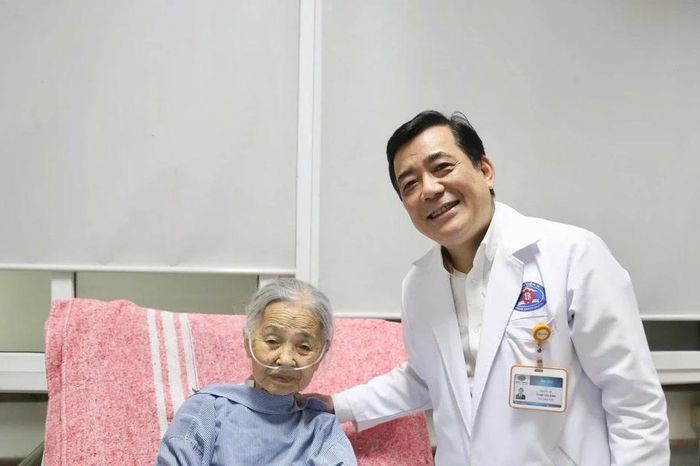 Mổ ung thư đại tràng cho cụ bà 95 tuổi, thách thức lớn với y học hiện đại - Báo Tri thức &amp; Cuộc sống