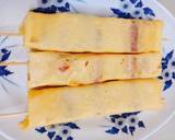 Cho xâu bánh mì vào dùng sạn ép bánh mì sát với trứng cuộn lại để 1 chút cho trứng dẻ lấy ra.làm xong cho ra dĩa cho tương ớt và mayonnaise vào