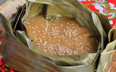 Món bánh tổ trông thì đơn giản, nhưng lại có hương vị độc đáo rất ngon. Khi dùng thì cắt bánh tổ thành miếng nhỏ ăn không hoặc chấm đường, sẽ ngon khi bánh tổ được chiên lên.