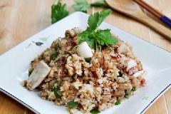 Lấy cơm ra đĩa, ăn nóng.
