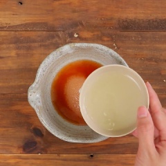 Pha nước mắm chua ngọt với tỷ lệ: 1 muỗng canh nước mắm, 1 muỗng canh đường, 1 muỗng canh nước cốt chanh và 4 muỗng canh nước lọc. Cuối cùng cho 10gr tỏi băm và 5gr ớt băm vào cùng.