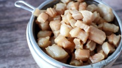 Bạn nên chọn những miếng mỡ chắc, có màu trắng bóng, khổ dày, nên lọc hết phần bì để khi chiên không bị nổ. Mỡ heo rửa thật sạch với muối, để khô ráo, cắt thành miếng vuông khoảng 2cm. Cho vào chảo nóng, cho mỡ ra bớt, đến khi tóp mỡ bắt đầu vàng thì vớt ra để ráo dầu.