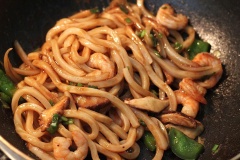 Tiếp theo là cho mì udon vào trộn đều trong vài phút. Cuối cùng là một ít tương yakisoba để sợi mỳ trông hấp dẫn và không bị dính nhau nghen.
