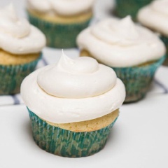 Cho hỗn hợp kem vào túi bắt bông kem, bóp lên trên bánh cupcake rồi thưởng thức nhé!