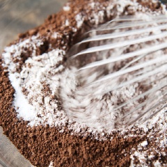 Trong một bát lớn, trộn bột mì, bột cacao, bột nở và muối. Trong một bát vừa, trộn sữa, 75g bơ nóng chảy, đường nâu, trứng và vanil với nhau cho đến khi mịn.