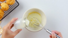 Sau đó lần lượt cho 50ml sữa tươi không đường, 50ml kem whipping vào, đánh đều rồi đổ hỗn hợp vào nồi. Để lửa vừa đun cho hỗn hợp nóng bốc khói, vừa đun vừa khuấy đều tay đến khi thấy hỗn hợp nặng tay, sệt lại thì nhắc xuống.