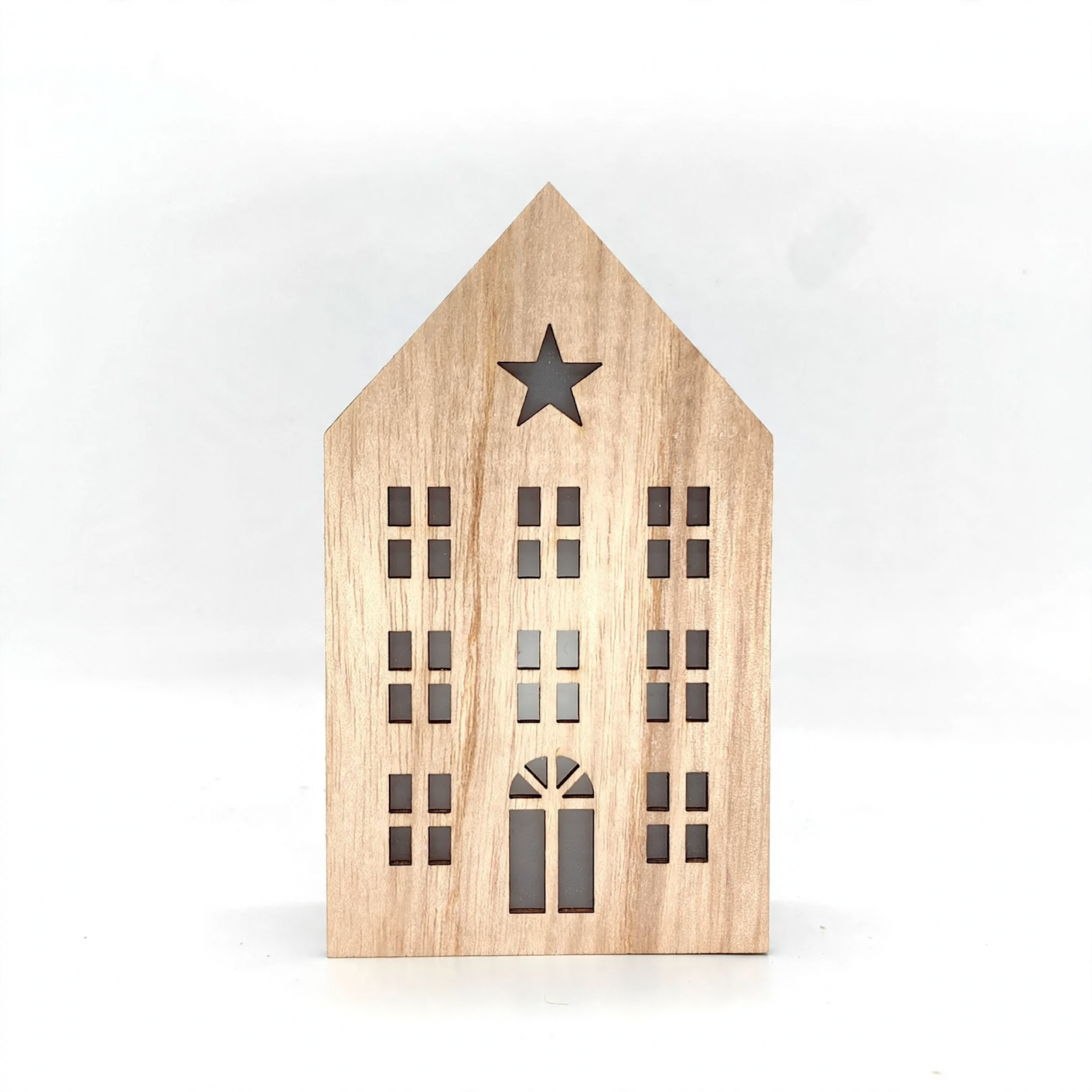 Weihnachtliches Holzhaus mit Beleuchtung als Tischdekoration