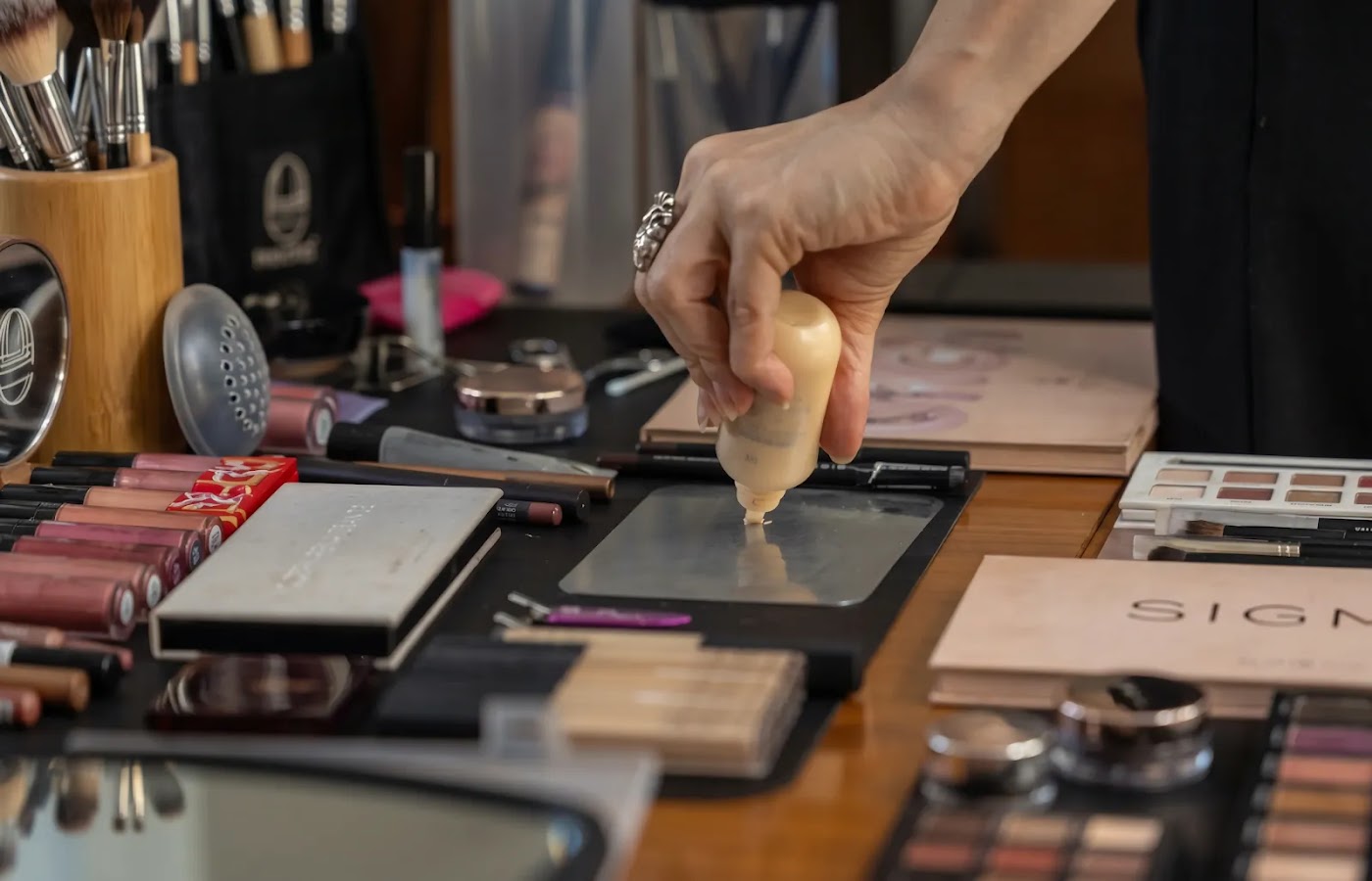 Preparación de herramientas para un servicio profesional de maquillaje.