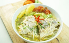 Múc canh ra tô, trang trí thêm ớt, ngò gai tùy thích để món ăn thêm hấp dẫn hơn. Nấu canh chua không khó, cái khó chính là mùi vị của canh làm sao hội tụ được vị chua, ngọt, mặn như vậy là bạn thành công rồi! Dùng với cơm trắng hay bún đều được.