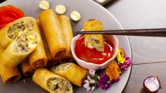 Dọn chả giò thịt hạt sen ra đĩa, chấm kèm với tương ớt. Khi thưởng thức chả giò thịt hạt sen bạn sẽ cảm nhận được sự kết hợp hài hòa giữa nhân thịt ngọt mềm chế biến từ thịt heo sạch 3F Plus cùng hạt sen béo bùi lạ miệng được chọn lọc kĩ càng với lớp vỏ da xốp vàng giòn, ít thấm dầu tạo nên hương vị hấp dẫn ngon như nhà làm.