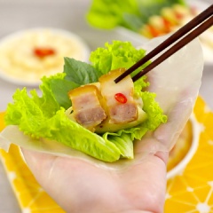 Cắt thịt thành những miếng vừa ăn, dọn ra đĩa và thưởng thức. Thịt heo ngâm nước mắm ăn kèm với bánh tráng, rau sống hoặc bánh chưng đều rất ngon. Như vậy, với các bước làm trên bạn đã có ngay một lọ thịt heo ngâm nước mắm thơm ngon, đúng vị. Khi thưởng thức bạn sẽ cảm nhận được lớp mỡ giòn tan, da heo mềm không bị bở, thịt có vị thanh ngọt tự nhiên, nước mắm ngâm thịt có mùi thơm đặc trưng, độ mặn, chua, ngọt hòa quyện hoàn hảo.