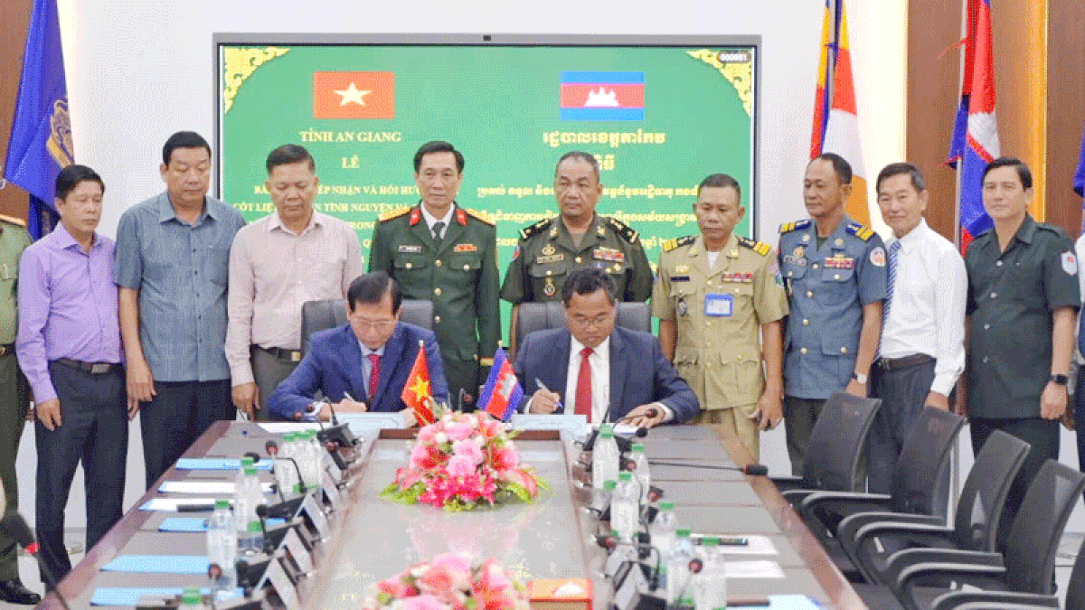Bàn giao, tiếp nhận 14 hài cốt liệt sĩ tại tỉnh Tà Keo, Vương quốc Campuchia - Báo Nhân Dân