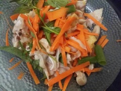 Gỏi tai heo rất dễ làm với hương vị chua chua, ngọt ngọt trộn cùng rau củ các loại khiến cho vị giác của thực khách càng bị kích thích. Tai heo khi làm không hề có mùi hôi nhờ khâu sơ chế kĩ càng, kết hợp cùng cà rốt giòn ngọt, các loại rau thơm lừng hòa cùng nước sốt đậm đà. Tai heo chua ngọt vừa ăn kèm bánh phồng tôm chiên giòn, vừa nhâm nhi ăn không hay cuốn với bánh tráng đều tuyệt. Hôm nào cả nhà ngán cơm quá thì bạn hãy vào bếp với cách làm gỏi tai heo này nhé.