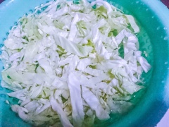 Bắp cải rửa sạch, cắt sợi dày 2cm. Ngò rí, ngò gai, rửa sạch cắt khúc dài 5cm. Cà rốt bỏ vỏ rửa sạch, cắt sợi. Hành tây, bỏ vỏ, rửa sạch, bổ búi cau.