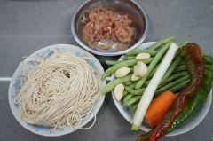 Đun nước sôi,đợi cho nước sôi cho vào chút muối rồi thả mì vào. Luộc mì khoảng 10~12 phút cho đến khi mì mềm là được.