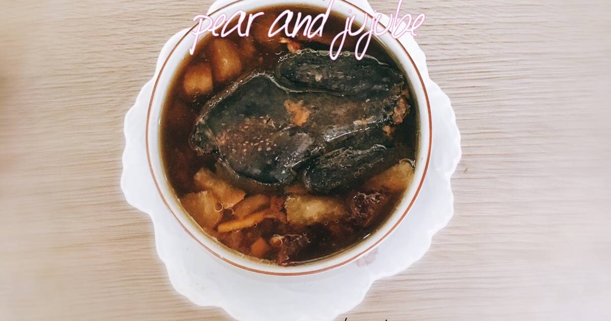 Gà ác tiềm quả lê và táo đỏ (Black chicken stew with pear and jujube)