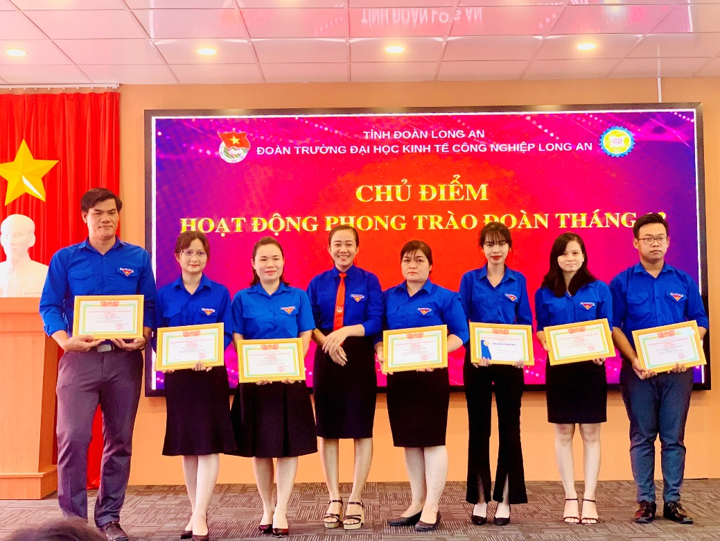 Đồng chí Nguyễn Thị Như Ý – Bí thư Đoàn trường trao giấy khen cho các cá nhân BCH Đoàn trường vì đã đạt thành tích “Hoàn thành xuất sắc nhiệm vụ trong công tác Đoàn và phong trào thanh niên, năm học 2021 – 2022” 