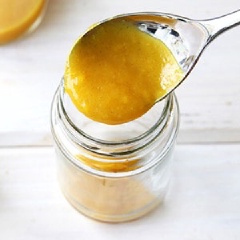 Ngâm gelatine với nước lạnh. Sau đó, đun xoài với vani, bột bạch đậu khấu cho sôi. Cho một nửa gelatine vào hỗn hợp xoài để lạnh cho đông lại khoảng 3-4 tiếng rồi cho vào cốc.