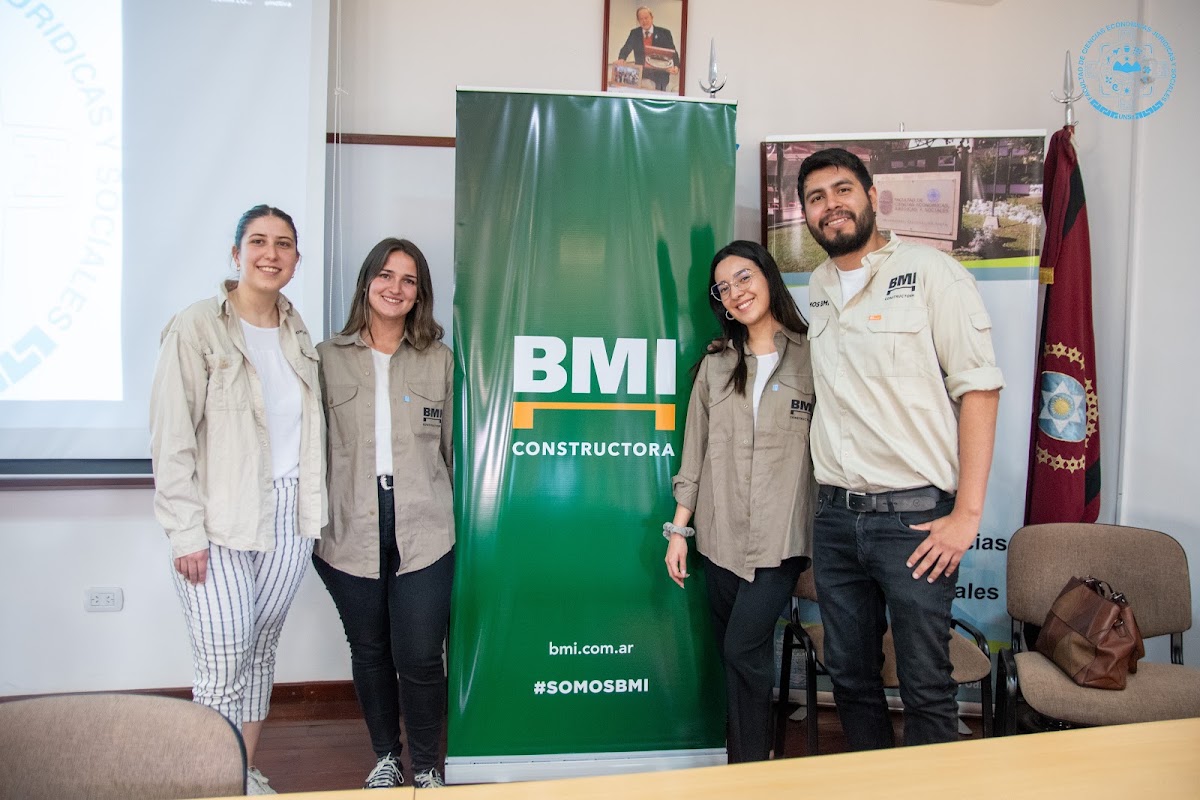 Grupo de representantes al finalizar una charla en Ciencias Económicas
