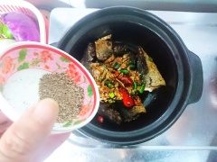 Cho cá đã chiên vàng đều vào nồi đất, đổ phần tương đã đun sôi vào nồi. Đun sôi lại, tiếp tục thêm tiêu, đường, 200ml nước vào tiếp tục đun sôi đến khi nước cạn còn 1/3. Thì thêm nước mắm vào đun sôi lại là được.