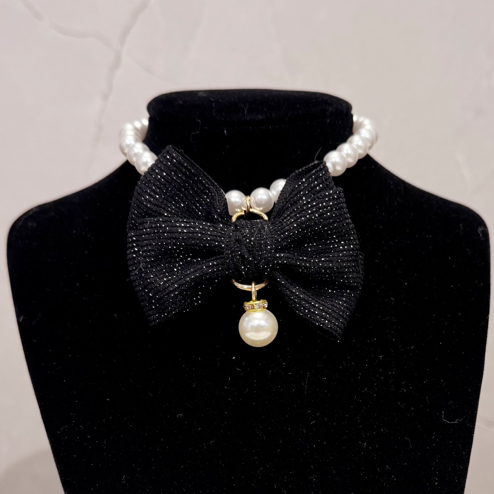 Plastic collar with bow for pets