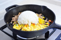 Khi củ quả ở trên đã chín thì bạn cho cơm vào trộn đều. Cuối cùng, nêm nếm với hạt nêm cho phù hợp với khẩu vị gia đình.