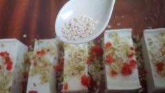Băm nhỏ sả cây, ớt hiểm, ớt sừng. Cắt đậu hũ thành miếng vừa ăn, ướp vào đậu hũ sả, ớt, hạt nêm 10 phút cho thấm vị.