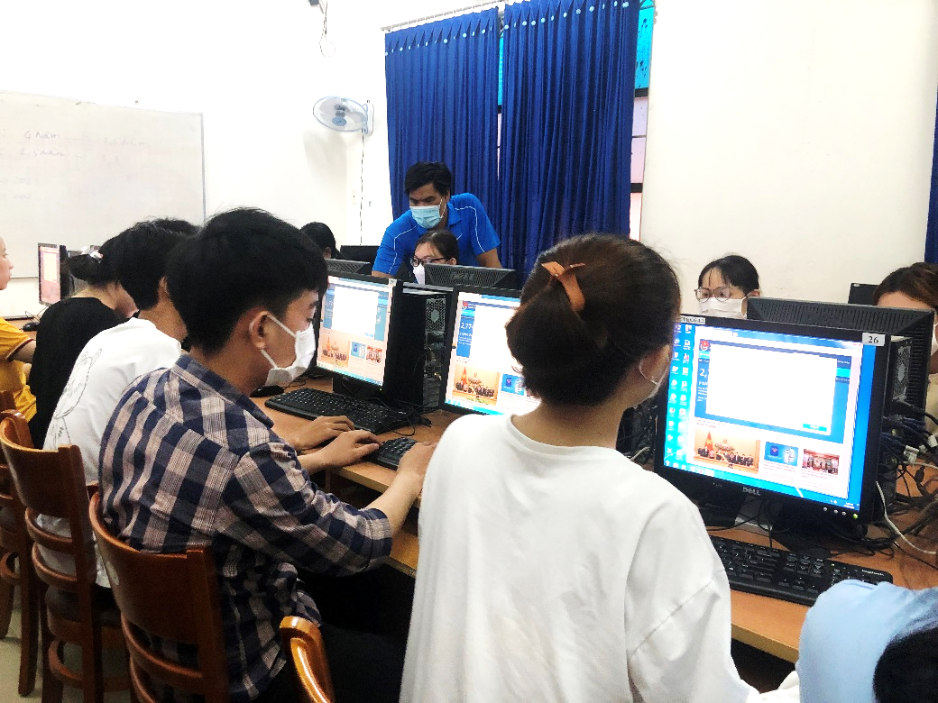 Đoàn viên, sinh viên thực hiện đăng tải ý tưởng sáng tạo