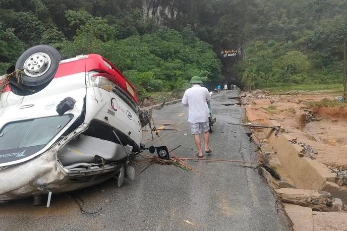 Mưa lũ và dông lốc đánh chìm tàu, cuốn trôi ô tô, thiệt hại hơn 10 tỷ đồng - Báo VTC News