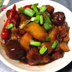 Món ăn sau khi chế biến sẽ có màu nâu đậm rất tự nhiên. Mùi thơm do lớp đường đặc sánh lại như caramel hòa quyện với vị mặn nhẹ và chua chua không gây ngán. Món này ăn ngon nhất là lúc vừa làm xong đó nha. Lưu công thức lại ngay bạn nhé.