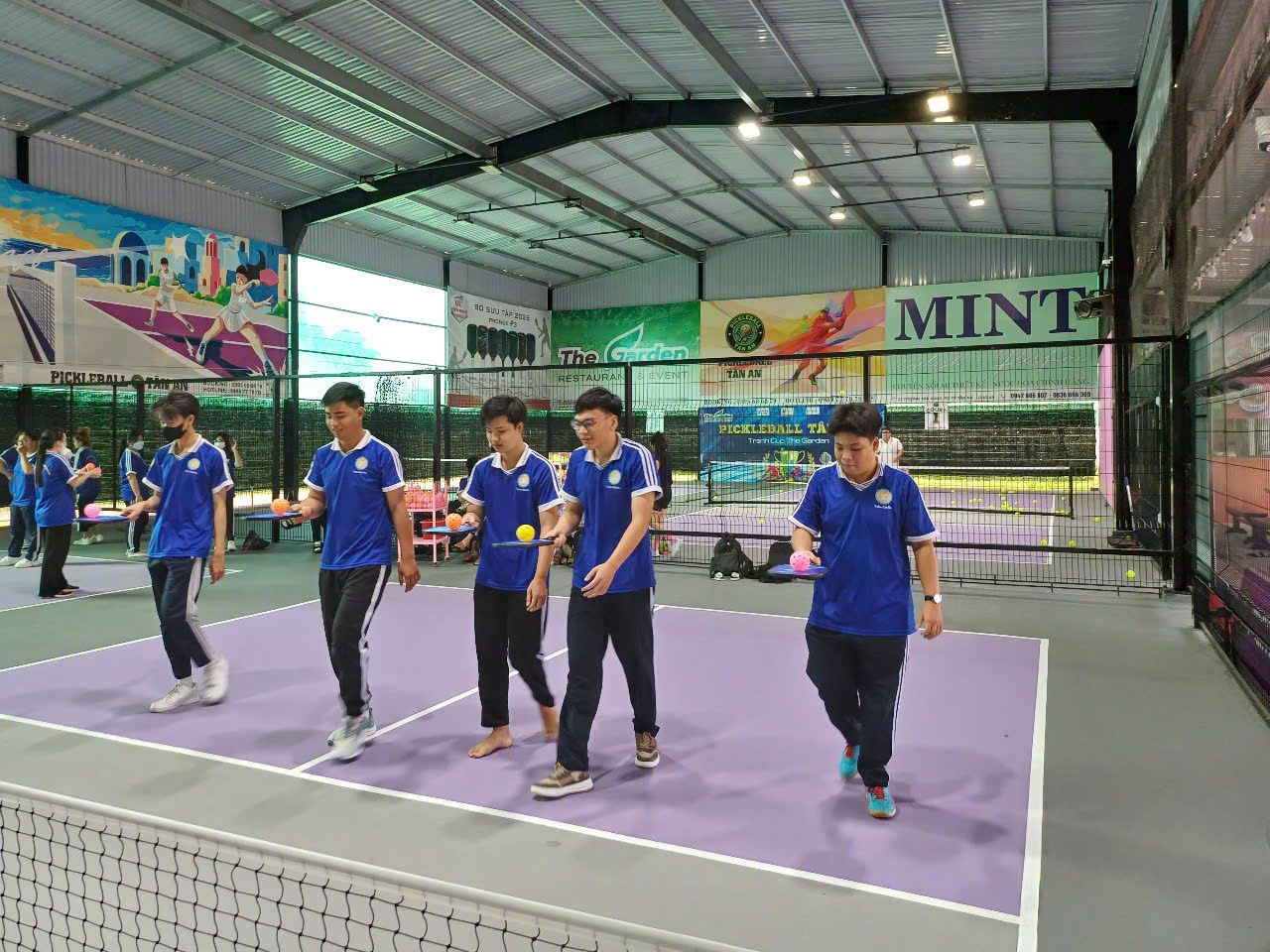 Sinh viên DLA thực hành pickleball tại sân bóng ở Thành phố Tân An, tỉnh Long An