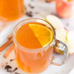 Dùng nước táo quế khi còn nóng ấm, hương thơm sẽ giúp bạn xua tan căng thẳng mệt mỏi của ngày làm việc, bạn có thể làm mời cả nhà cùng thưởng thức trong ngày cuối tuần nhé!