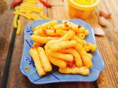Món nui chiên bơ tỏi không chỉ là món ăn vặt cho các bé. Nếu bạn làm cay hơn một chút thì làm mồi để nhâm nhi cùng lon bia hay vừa ăn vừa xem tivi cũng rất tuyệt đấy.